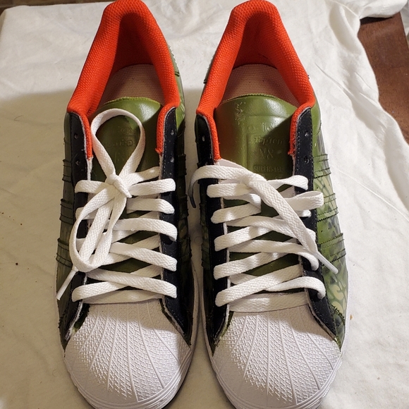 Army Camo Adidas Superstars - Picture 2 of 3